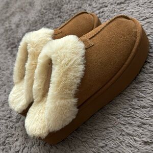 Platform slippers. Size 6
